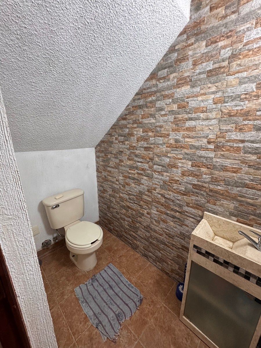 Medio baño de planta baja, photo 11 of 11