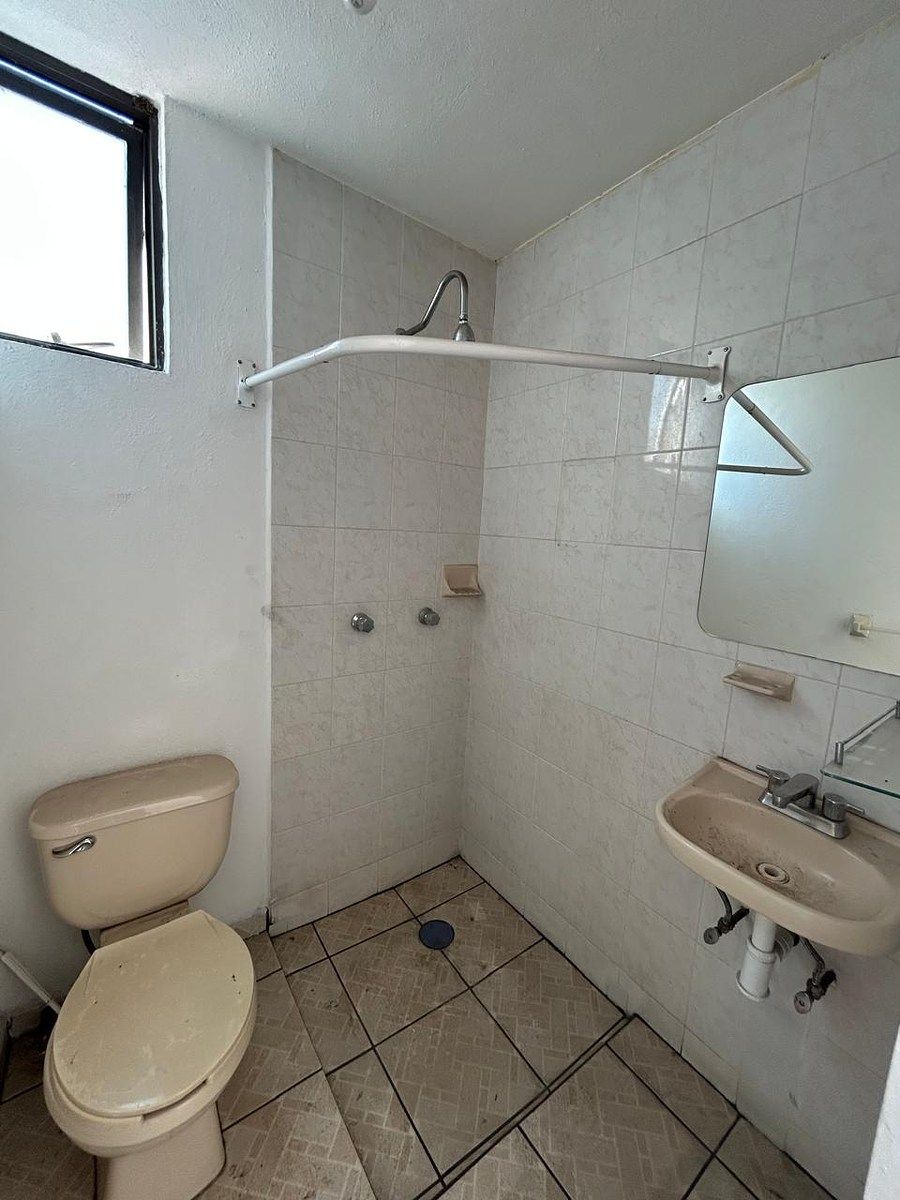 11 de 16: BAÑO DE CUARTO DE SERVICIO