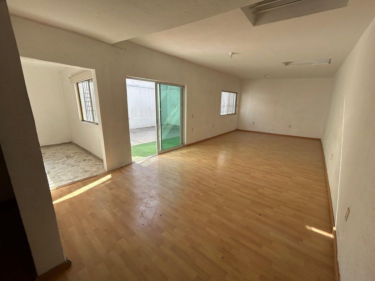 12 de 16: ESTUDIO  O AMPLIO SALON DE JUEGOS