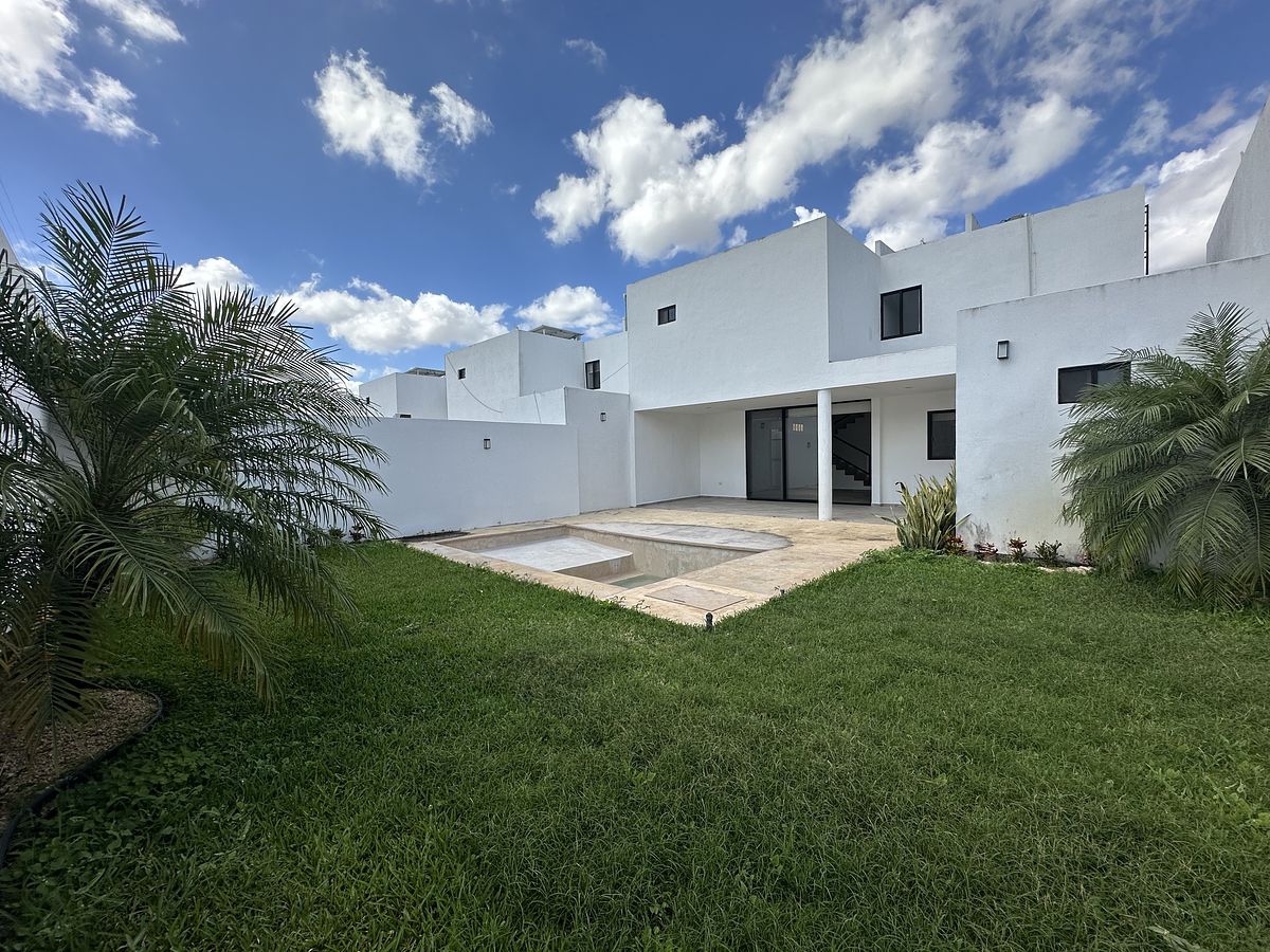 6 de 17: Jardín con piscina