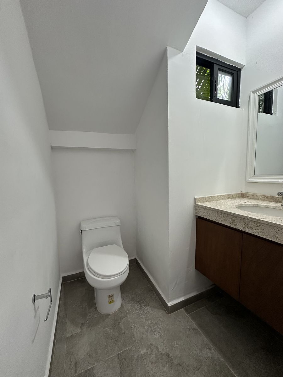 2 de 17: Medio baño
Planta baja