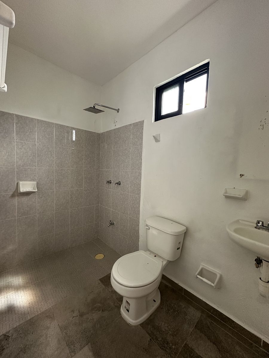 8 de 17: Baño de servicio