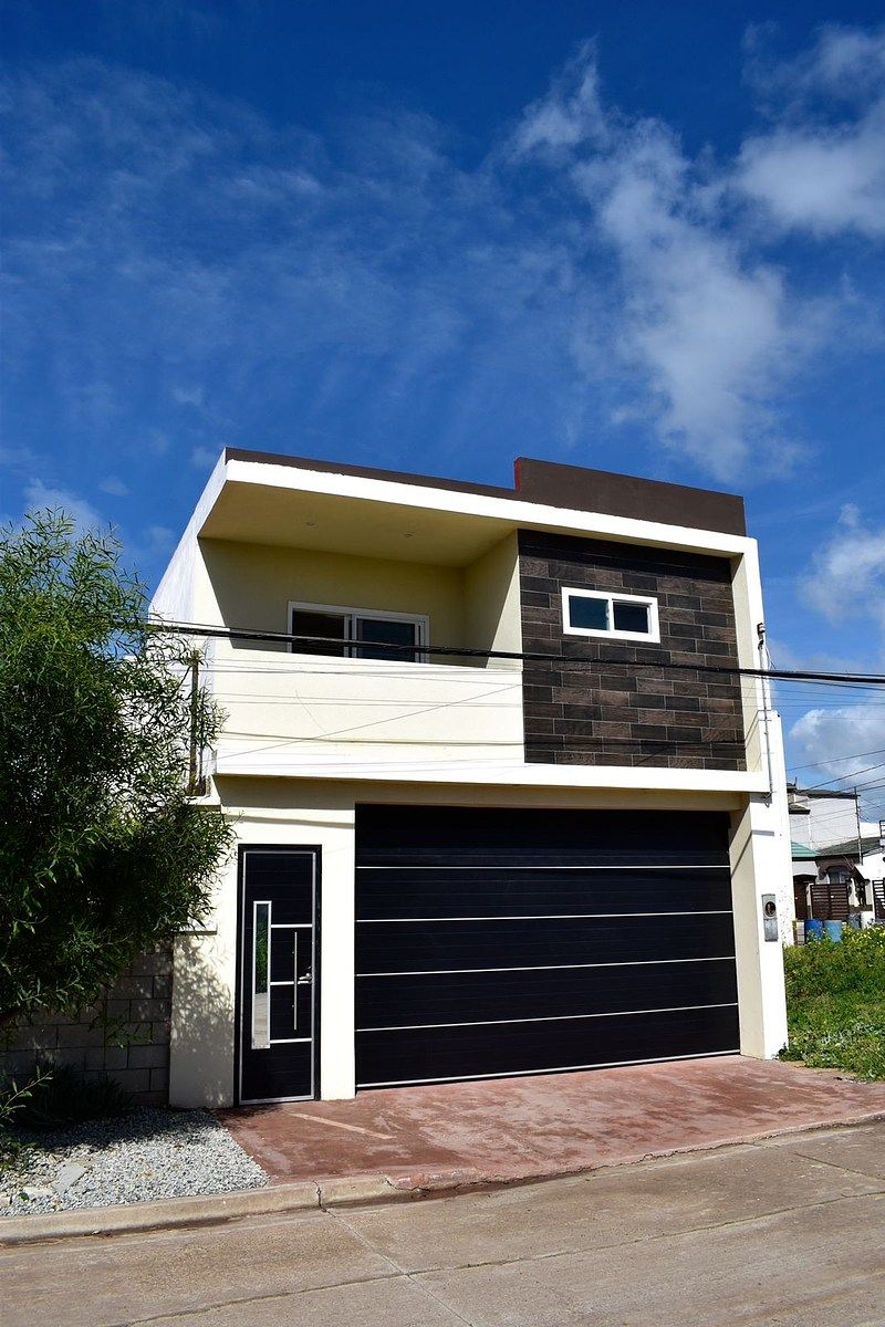 2 of 11: Fachada de casa y frente de la casa