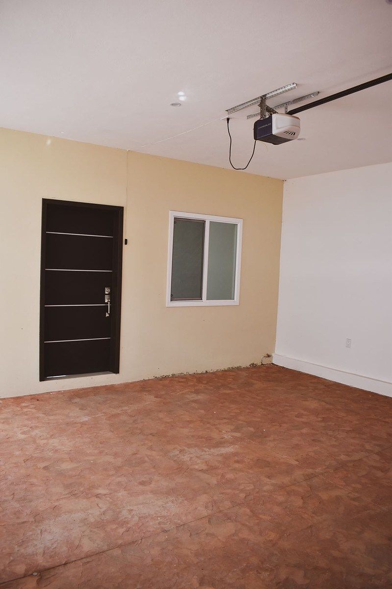 3 of 11: Garage y entrada à la casa