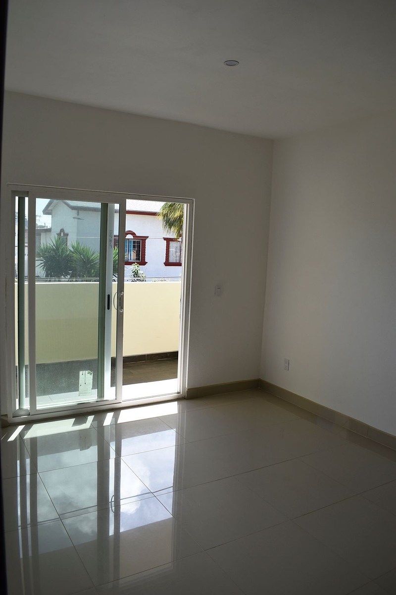 8 of 11: Recámara principal con walking closet y baño completo, balcó