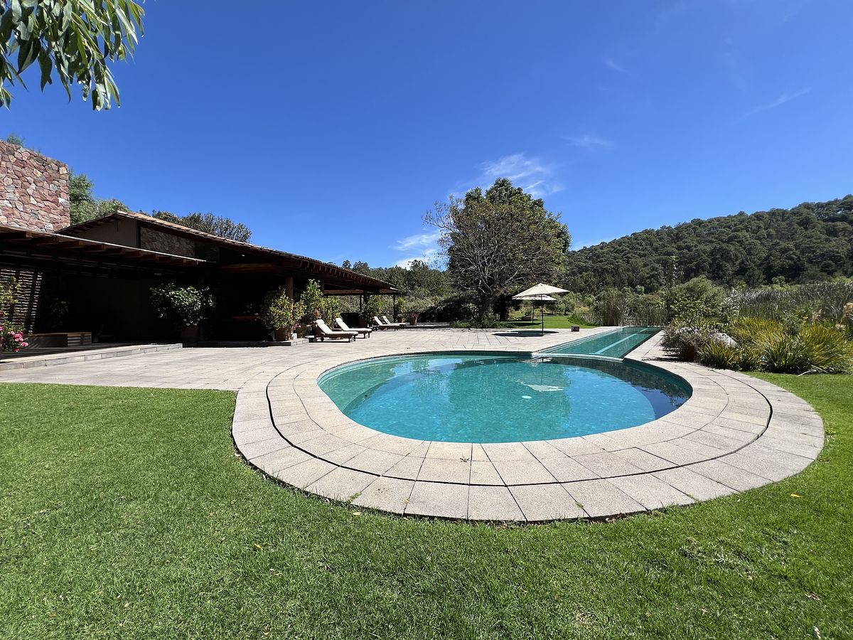 37 de 50: Alberca casa club