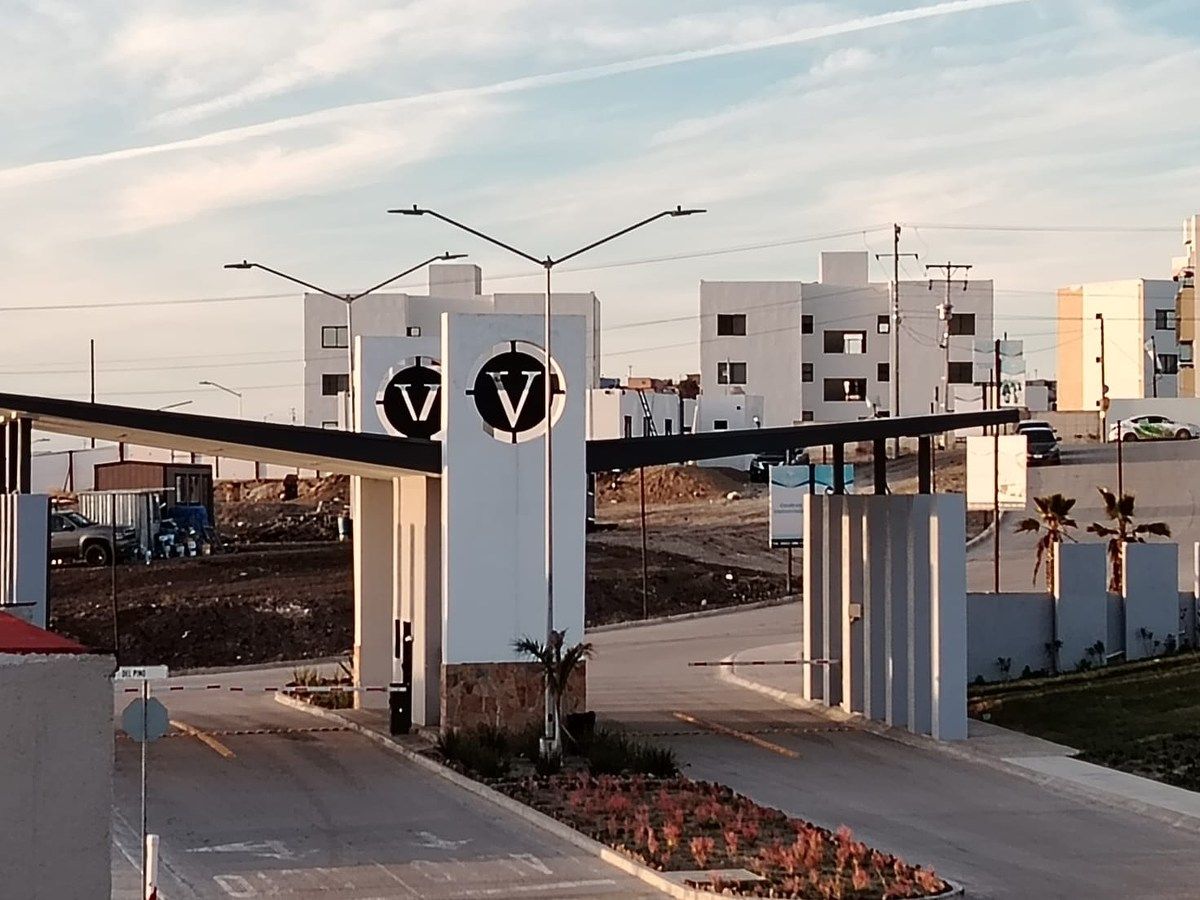 1 of 17: Acceso principal con caseta de seguridad de Vizcaíno Residen