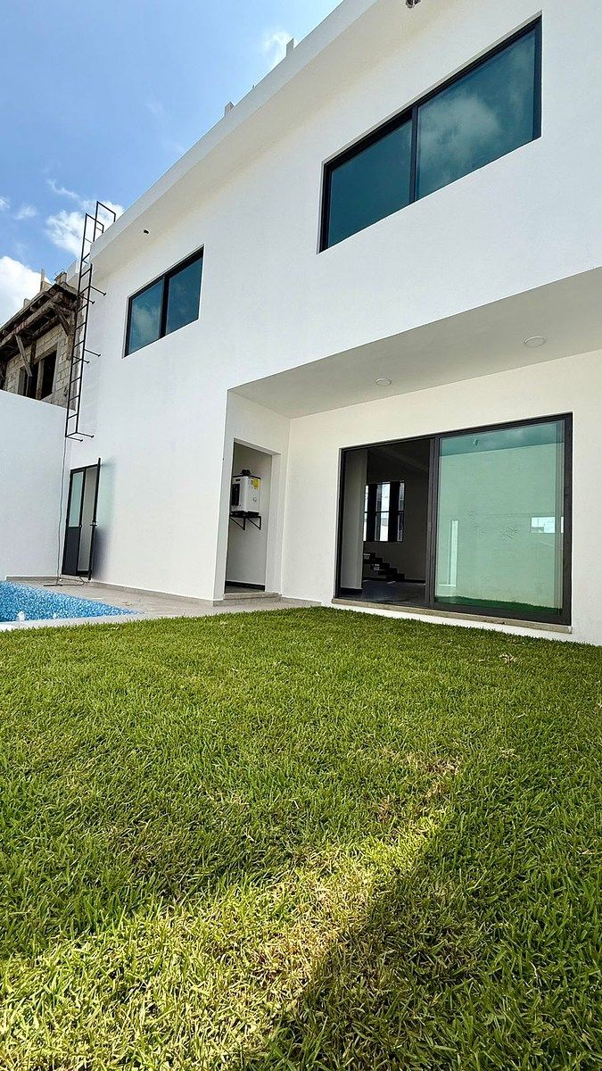 1 de 15: Patio trasero con alberca, jardín, área de lavado.