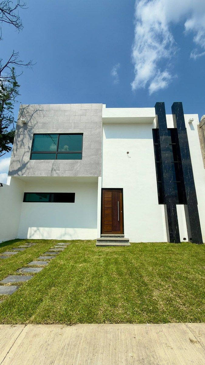 2 de 15: Fachada principal con estacionamiento al frente.