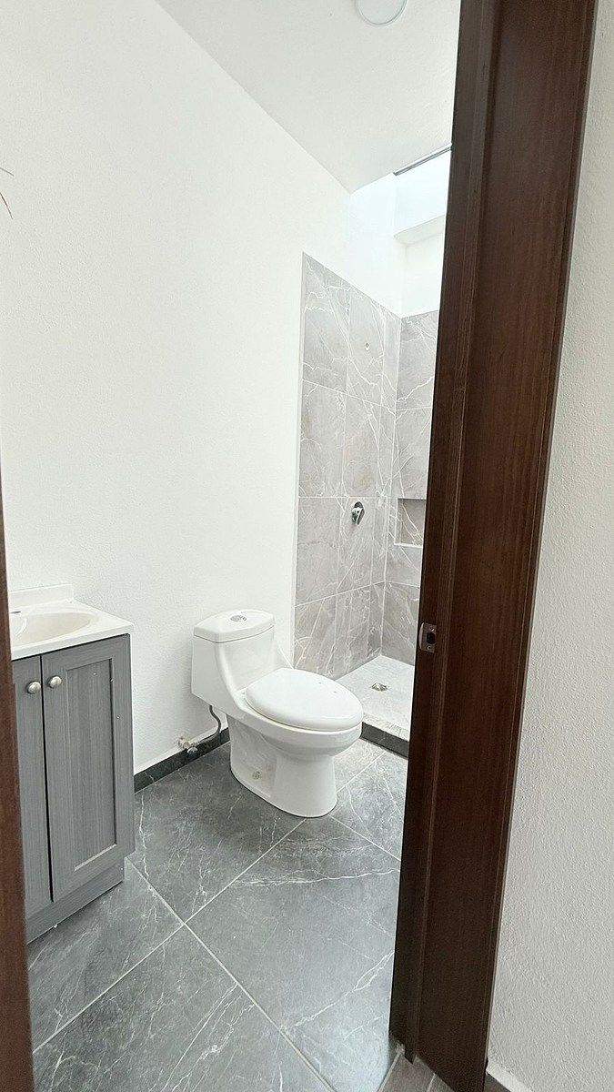 15 de 15: Baño con azulejo en áreas humeda, wc residencial, labavo.