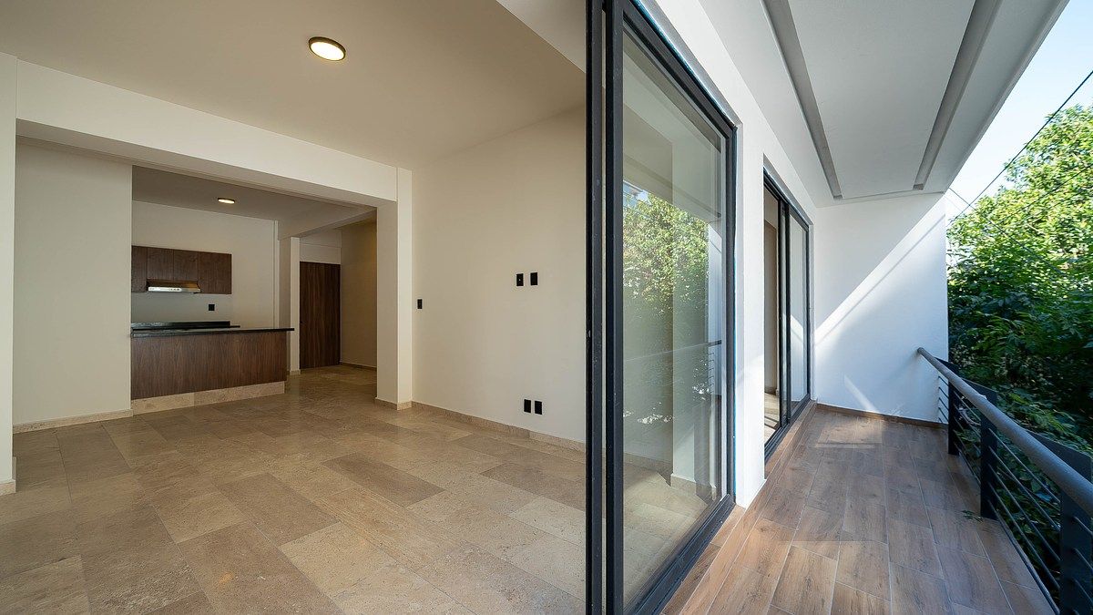 5 of 13: Área social y balcón