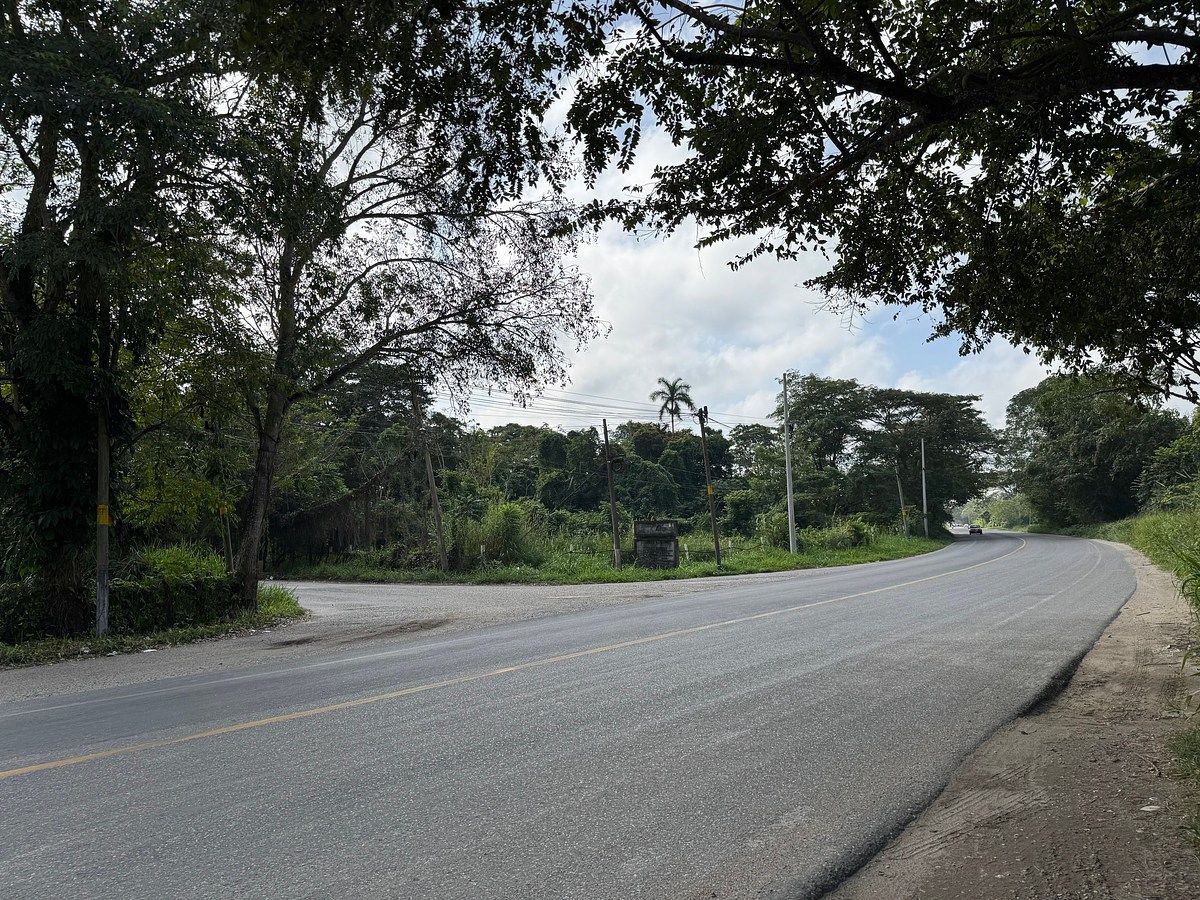 2 de 5: Frente a Carr. Cárdenas - Comalcalco