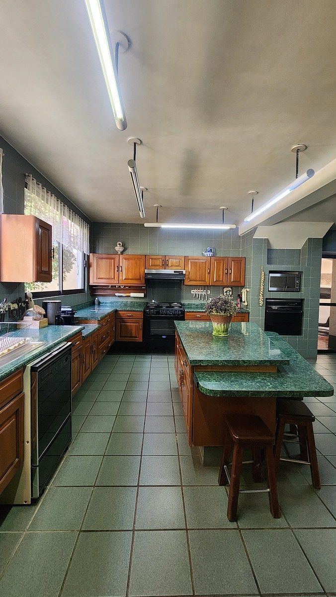 10 of 37: Cocina con isla