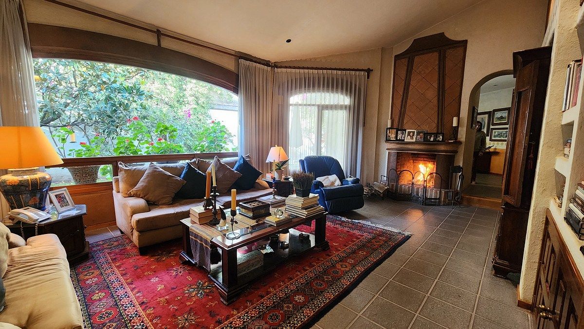 14 of 37: Sala de estar con chimenea de leña