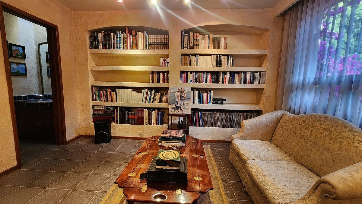 24 of 37: Biblioteca en planta alta