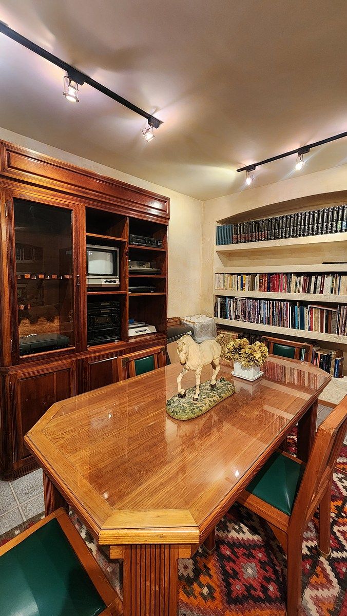 25 of 37: Biblioteca en planta alta