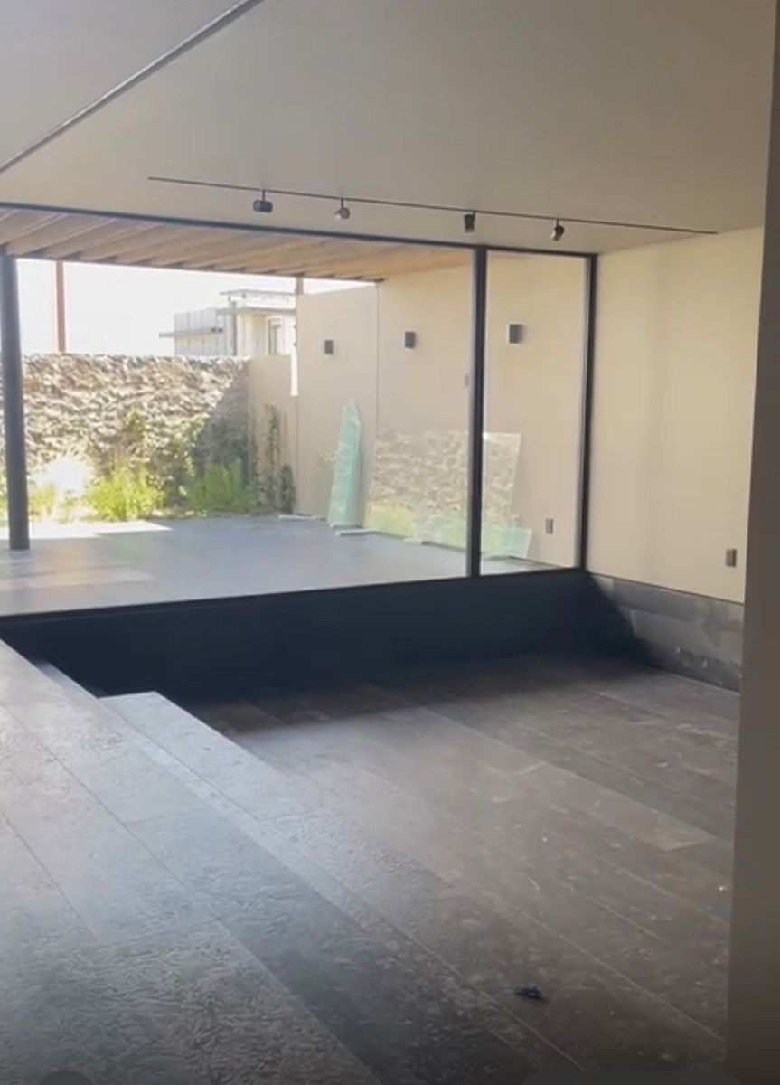 3 de 22: Sala con ventana al y terraza