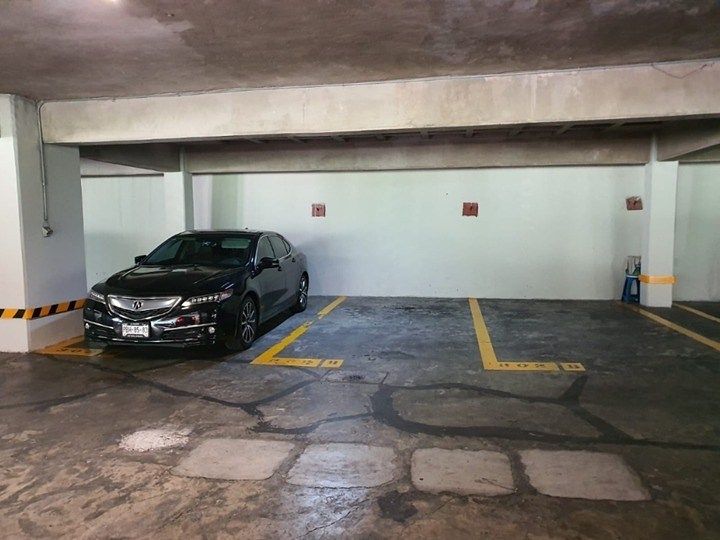 24 de 24: 3 estacionamientos frente al elevador