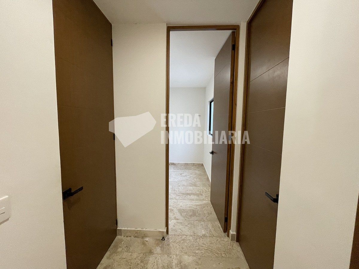 47 of 49: ENTRADA DESDE EL ESTACIONAMIENTO