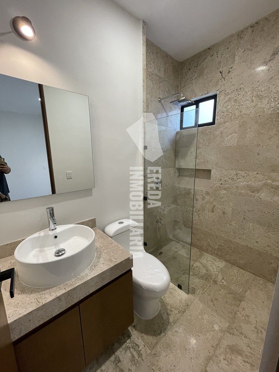 46 of 49: BAÑO DEL CUARTO DE SERVICIO