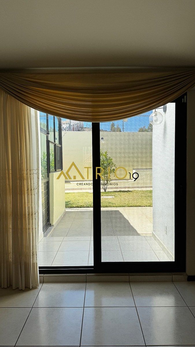 7 de 19: Vista hacia el jardín, desde el comedor