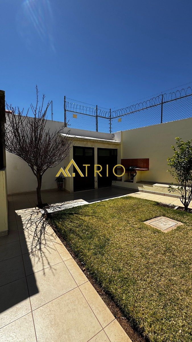 14 de 19: Jardín con vista hacia asador y cuartos de servicio