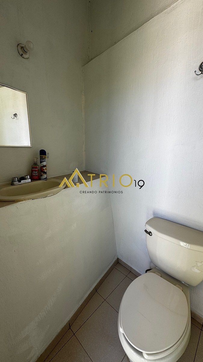 16 de 19: Medio baño en gimnasio