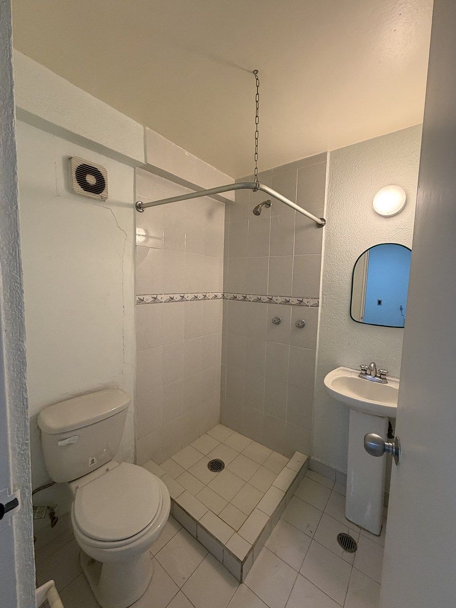 18 de 18: BAÑO DE SERVICIO