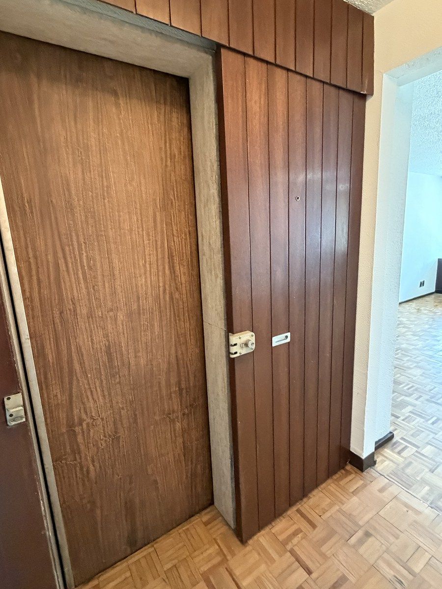 4 de 18: DOBLE PUERTA DE SEGURIDAD