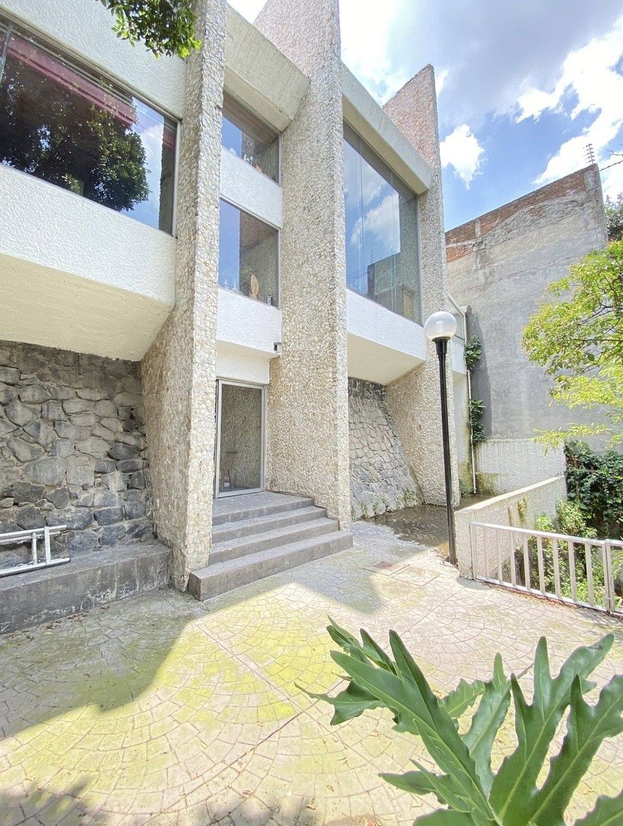 1 de 10: Casa con jardin en bosques de las lomas
