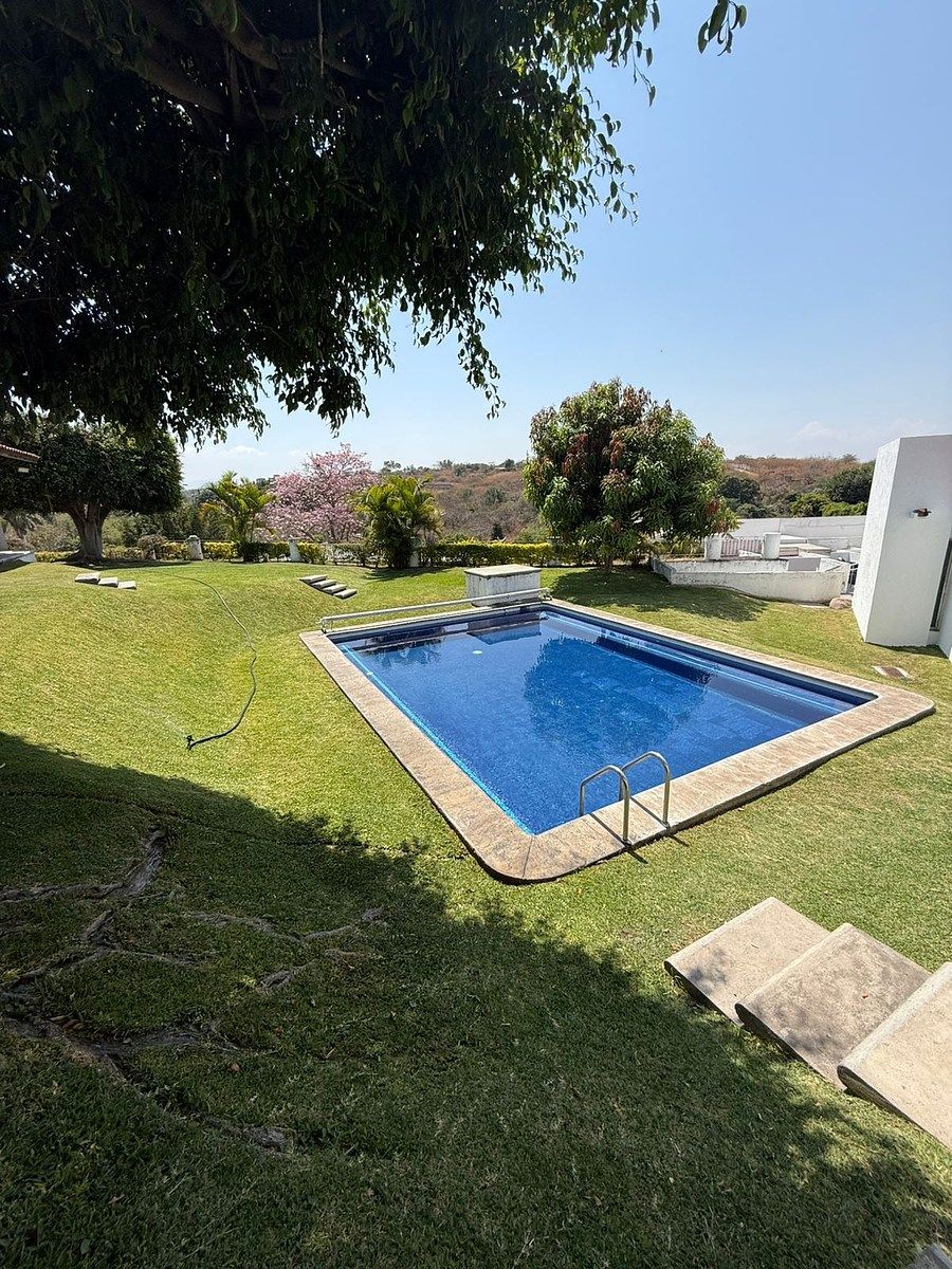 1 de 18: Alberca comunal con solo 4 casas