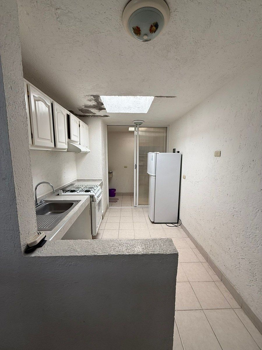 6 de 18: Cocina conecta a sala y está cerca de terraza