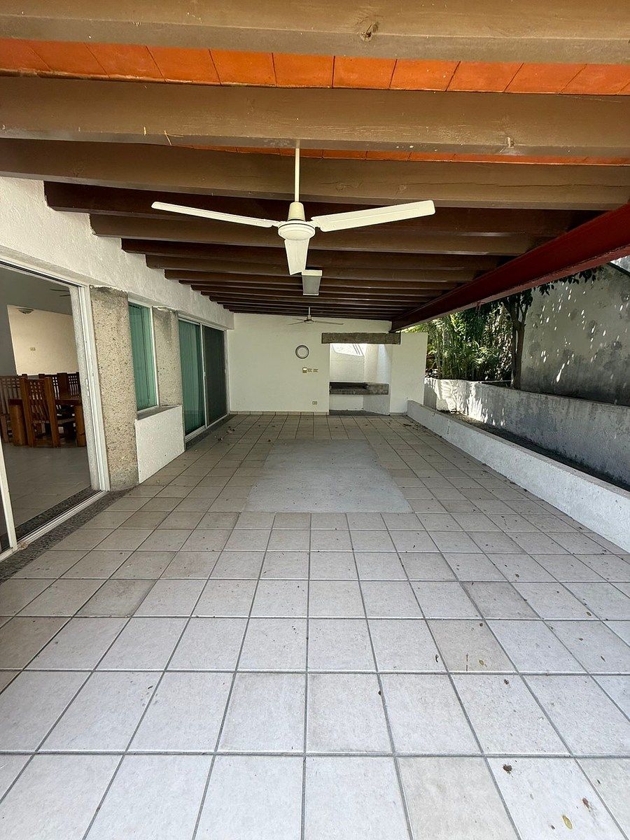 12 de 18: Terraza privada con área para asador con vista al jardin