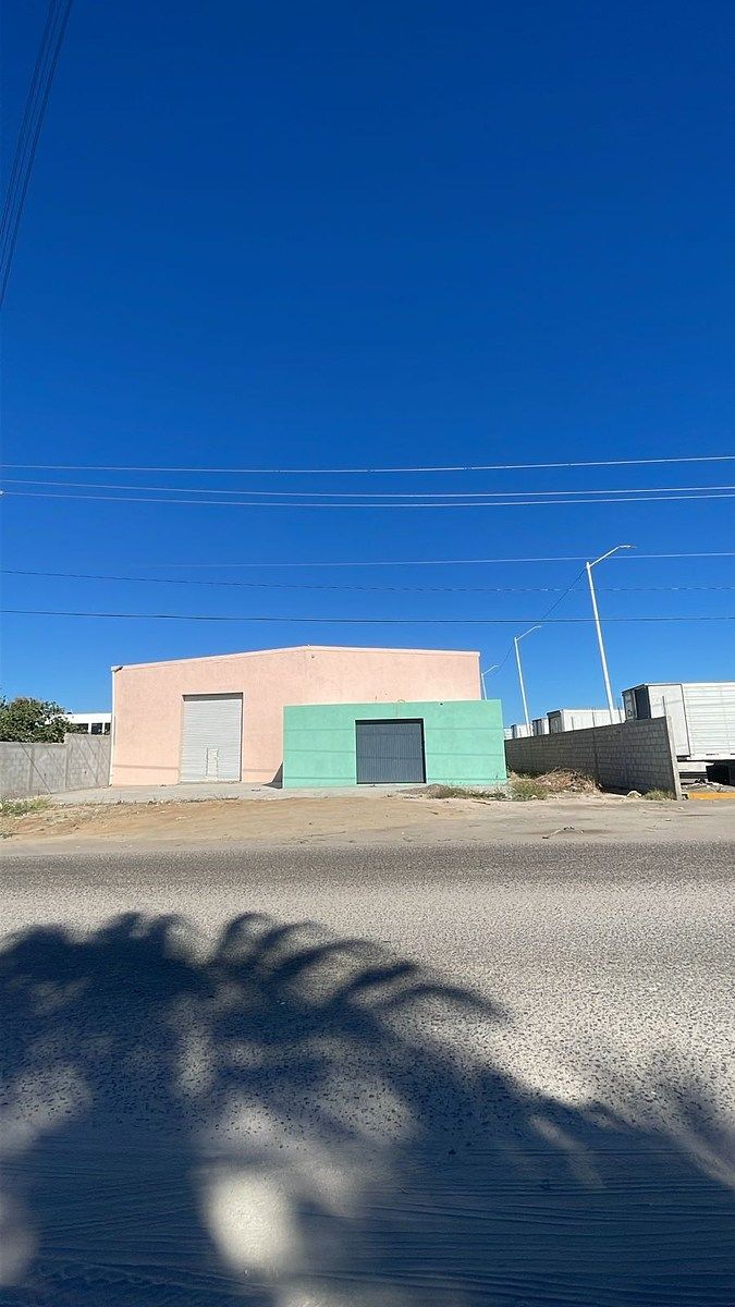 18 de 23: Frente de la Bodega (Beige) y Local Comercial (Verde)