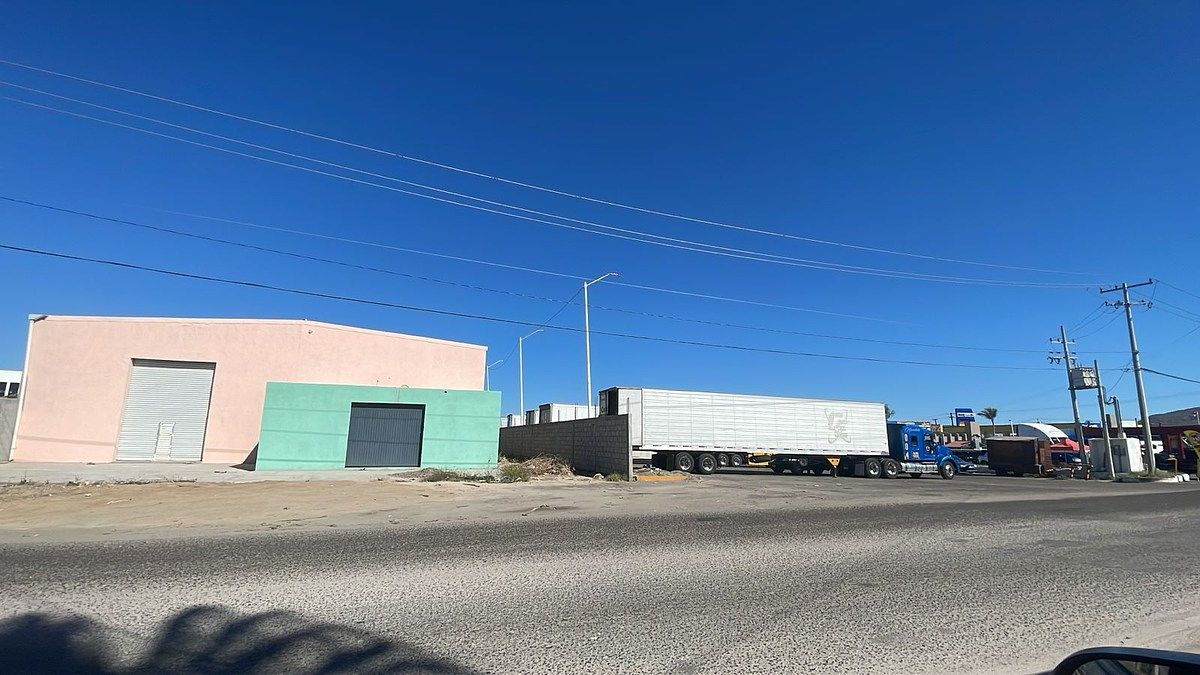 3 de 23: Frente de la Bodega (Beige) y Local Comercial (Verde)