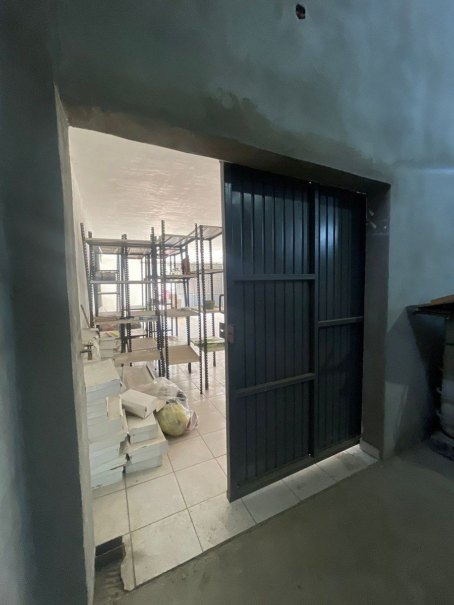 21 de 23: Puerta interna que divide El Local de la Bodega