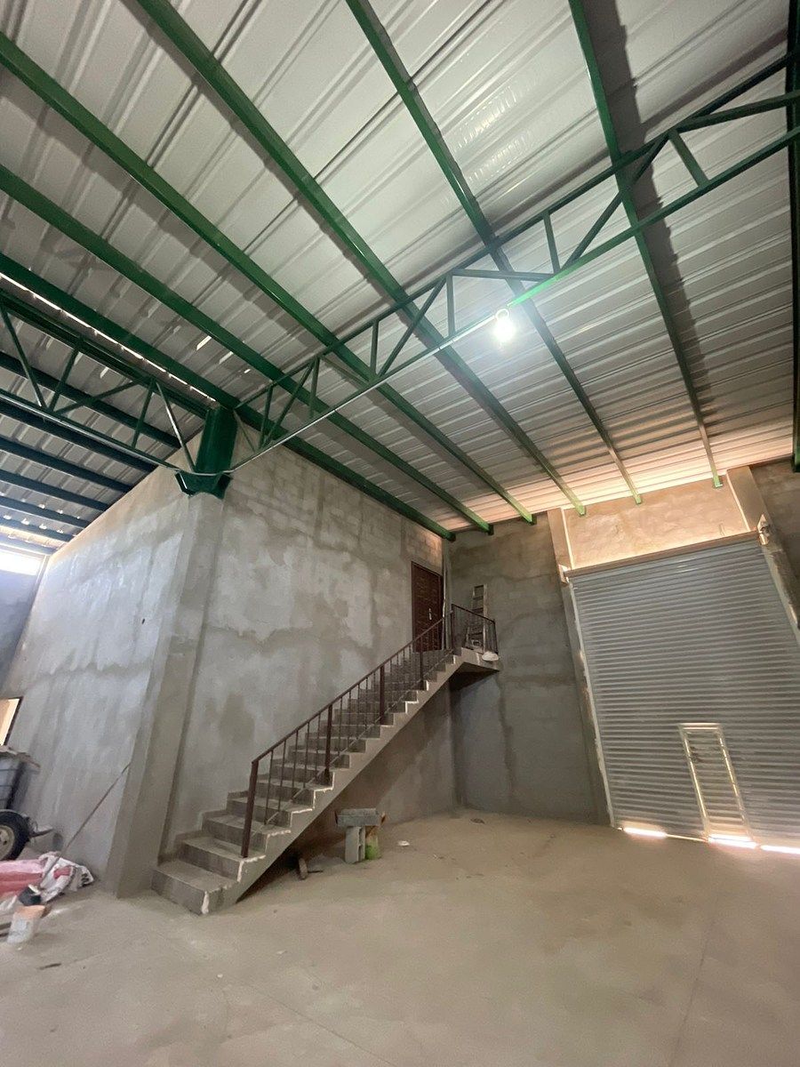 11 de 23: Otro angulo de vista interior de la bodega.