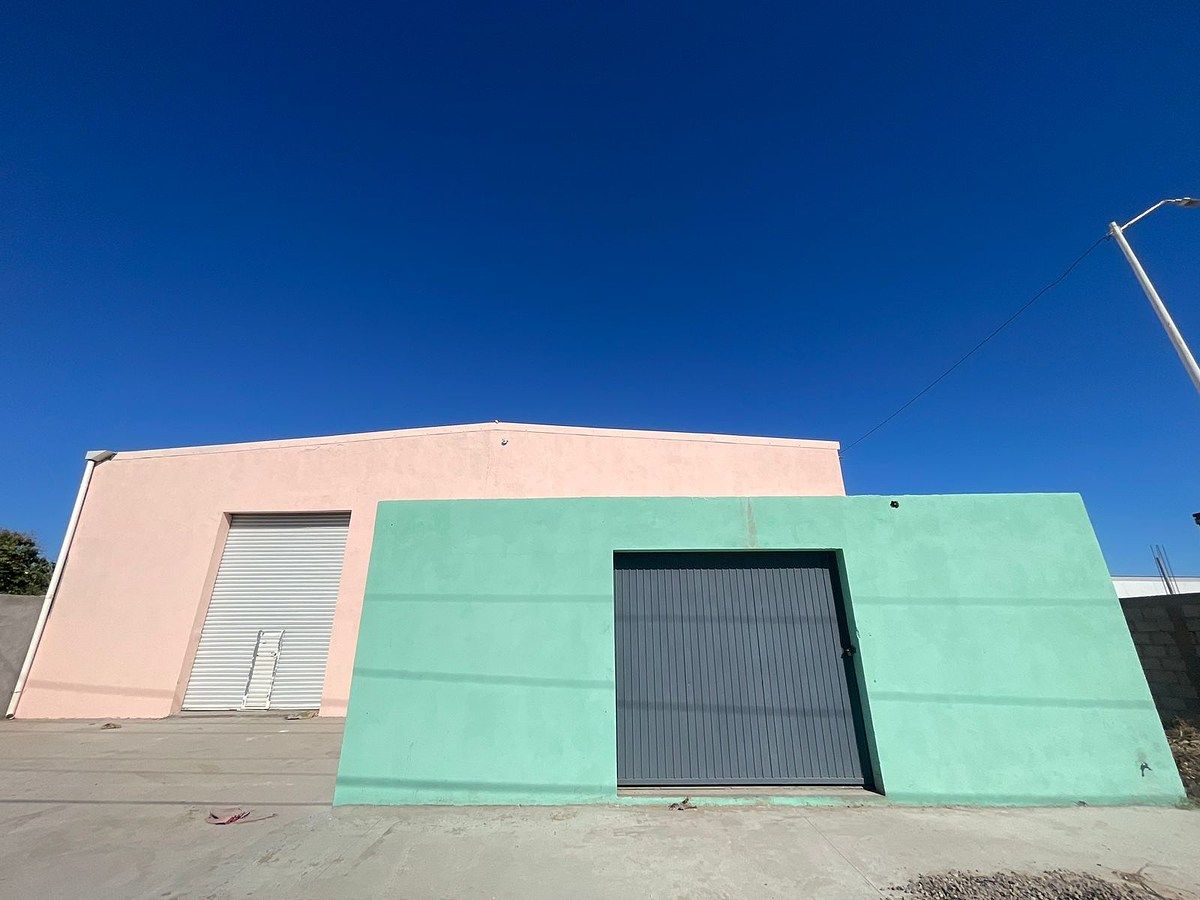 2 de 23: Frente de la Bodega (Beige) y Local Comercial (Verde)