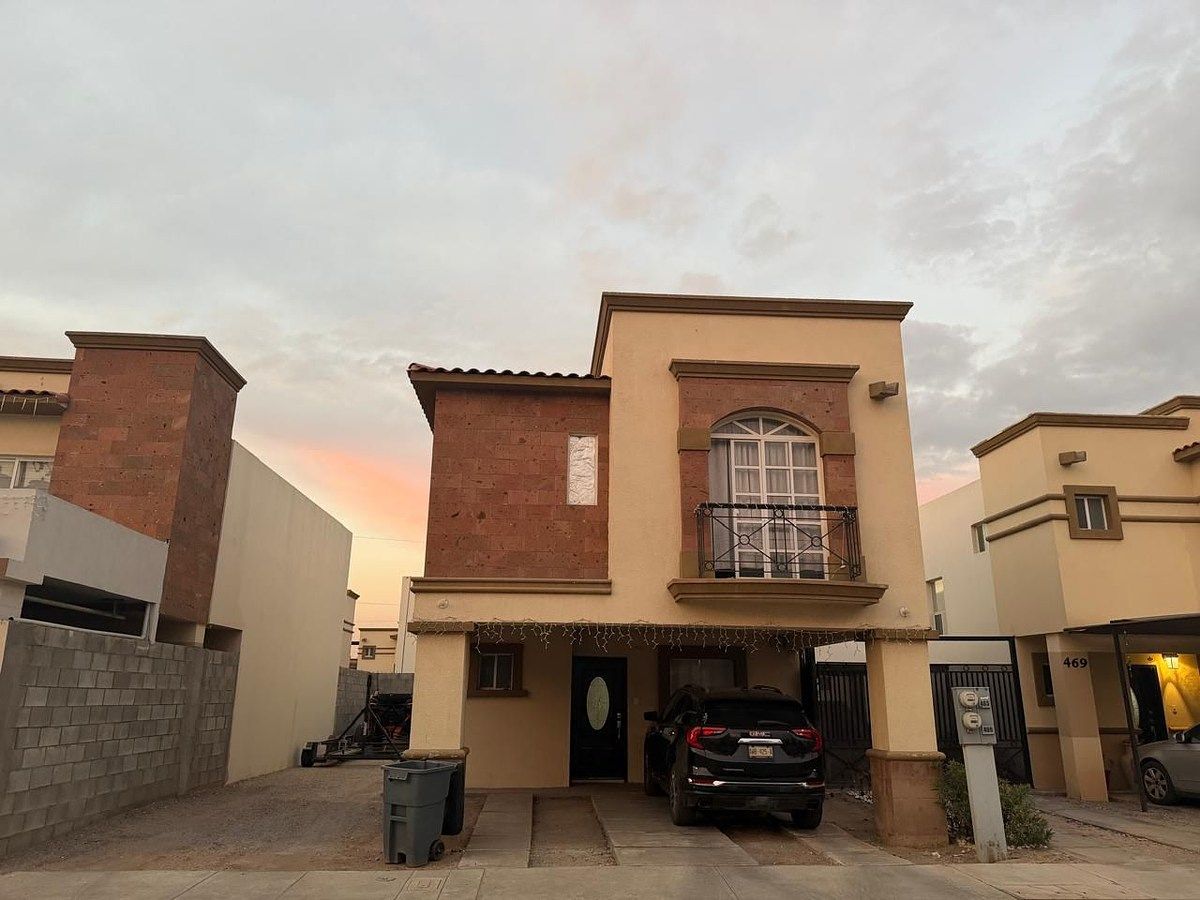 En venta casa en Residencia Alcazar 2 (Mexicali, B.C.)