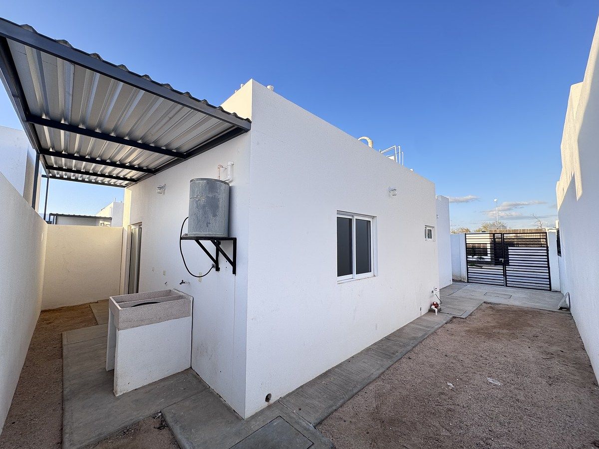 13 de 15: Vista de patio trasero hacia calle , pergolado de lámina