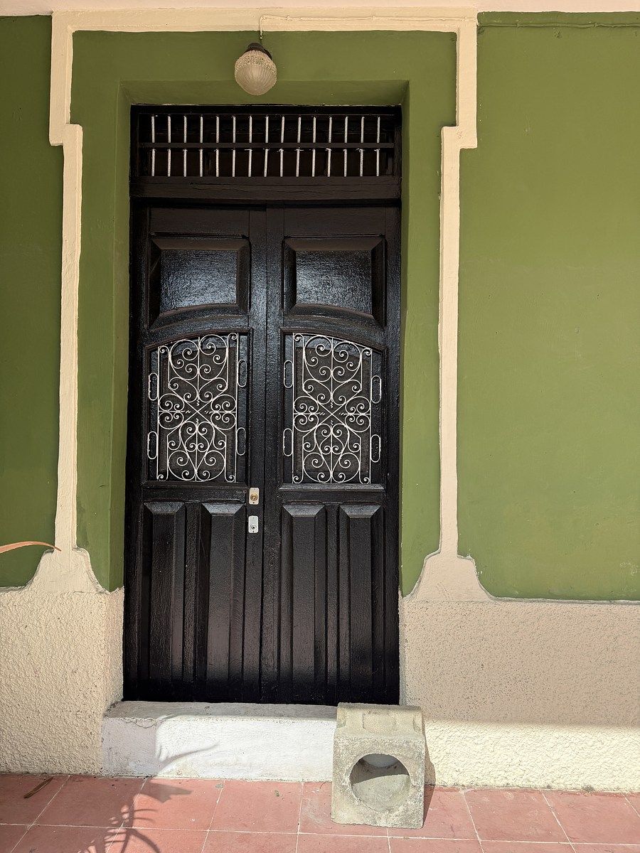 1 de 30: puerta exterior casa conservada