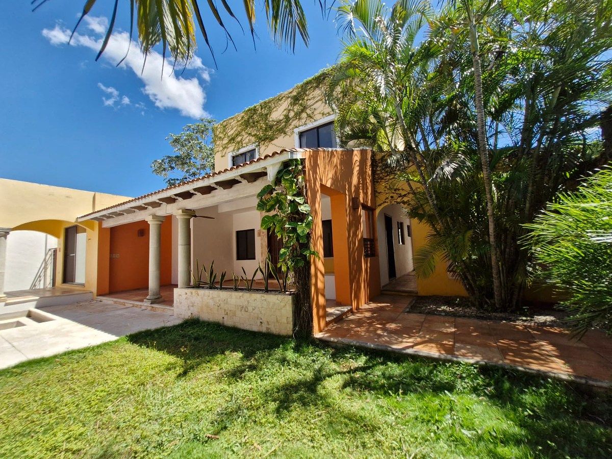 1 of 25: Fachada interior