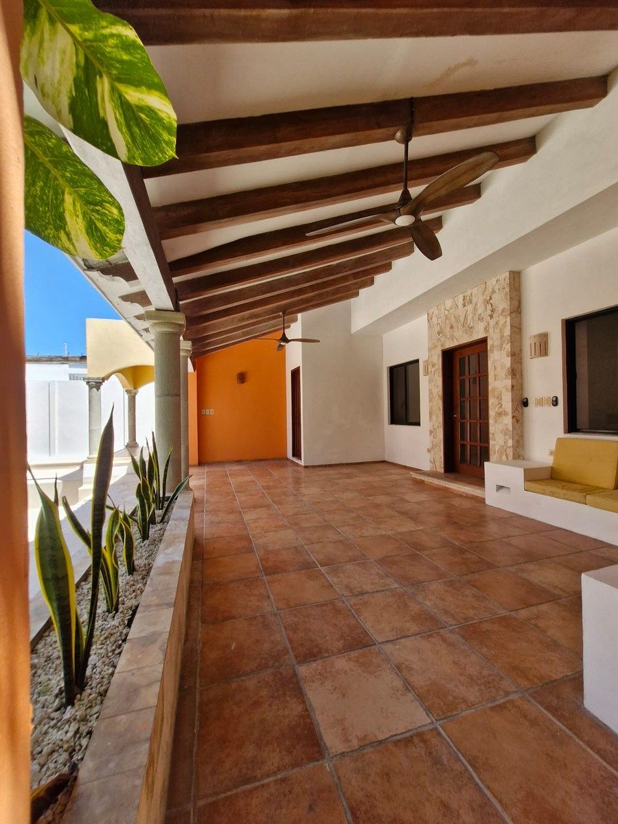 6 of 25: Terraza techada