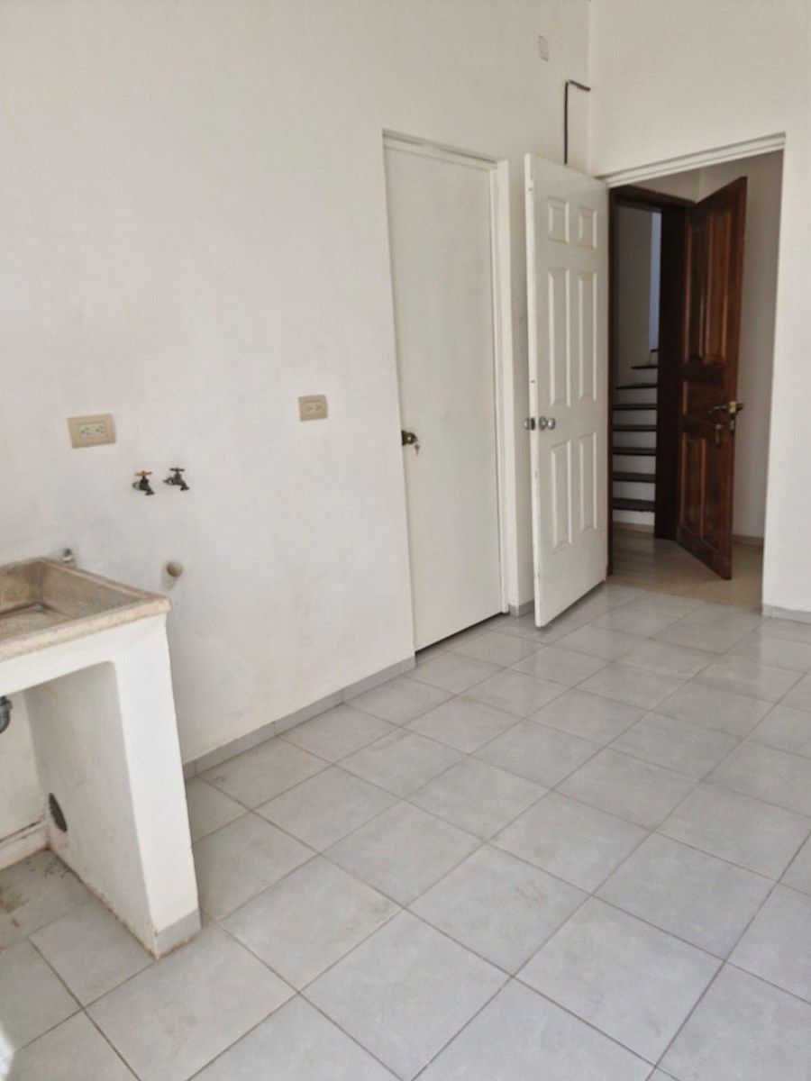 24 of 25: Cuarto de servicio con baño completo