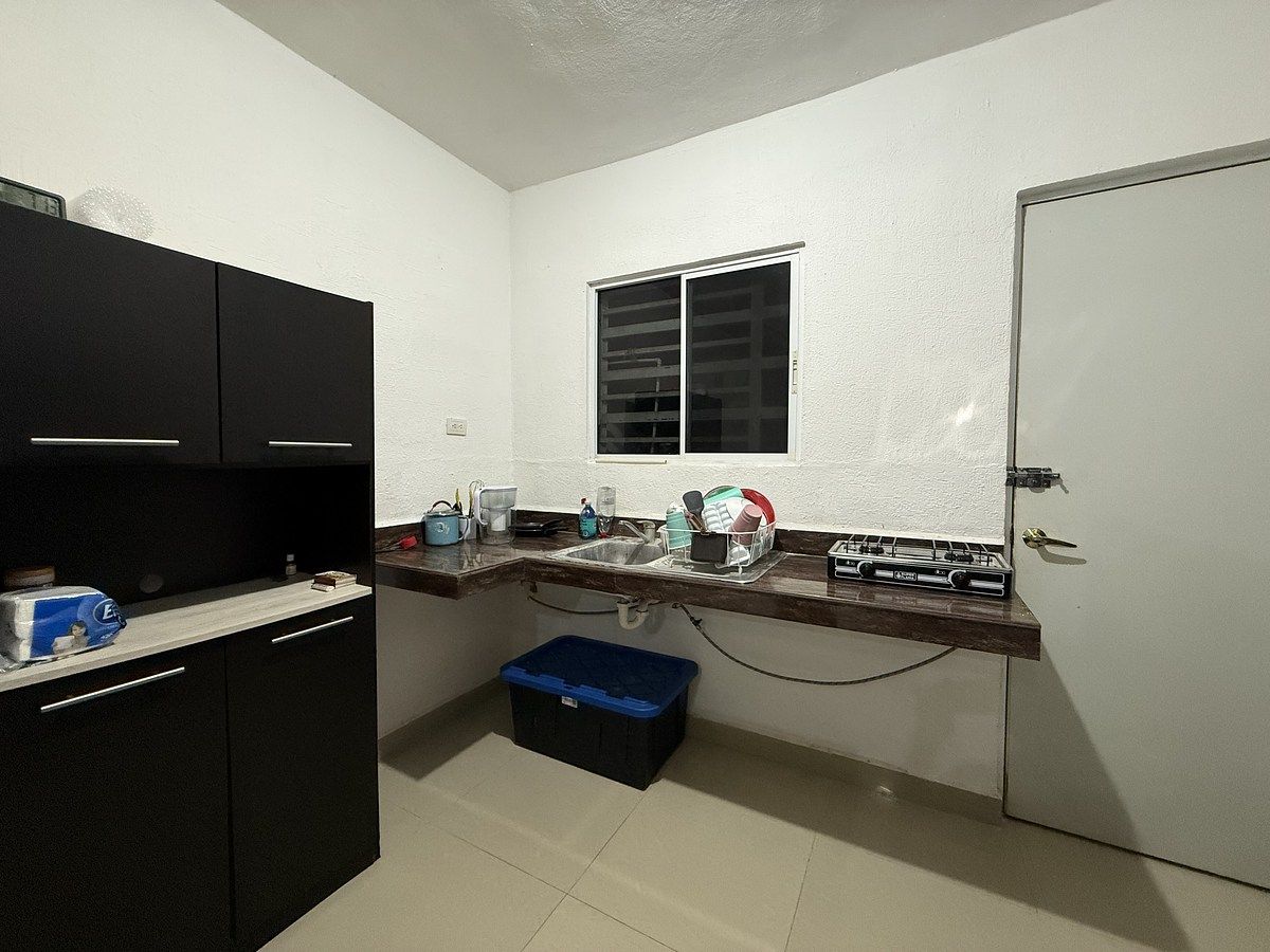 5 de 12: Cocina con alacenas