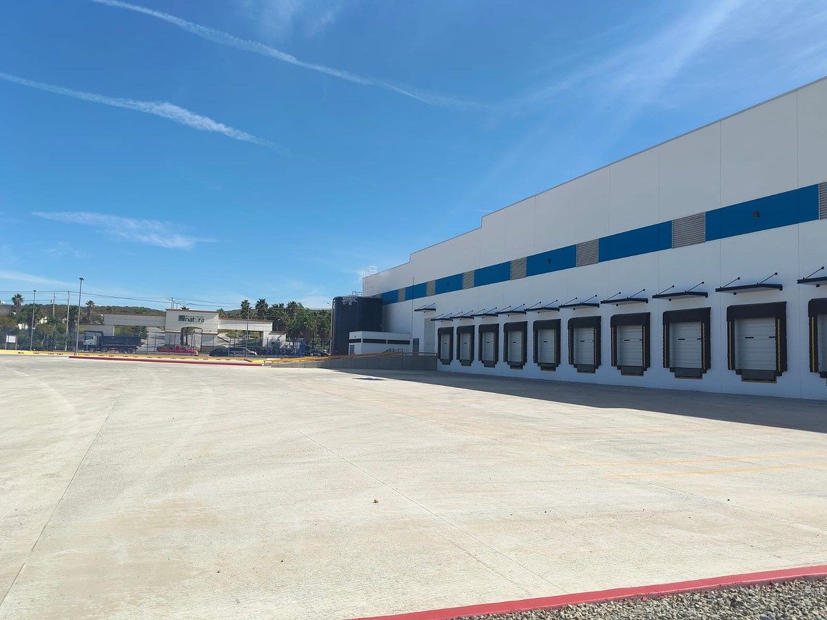 2 de 23: Parte posterior con 13 andenes y una rampa de acceso.