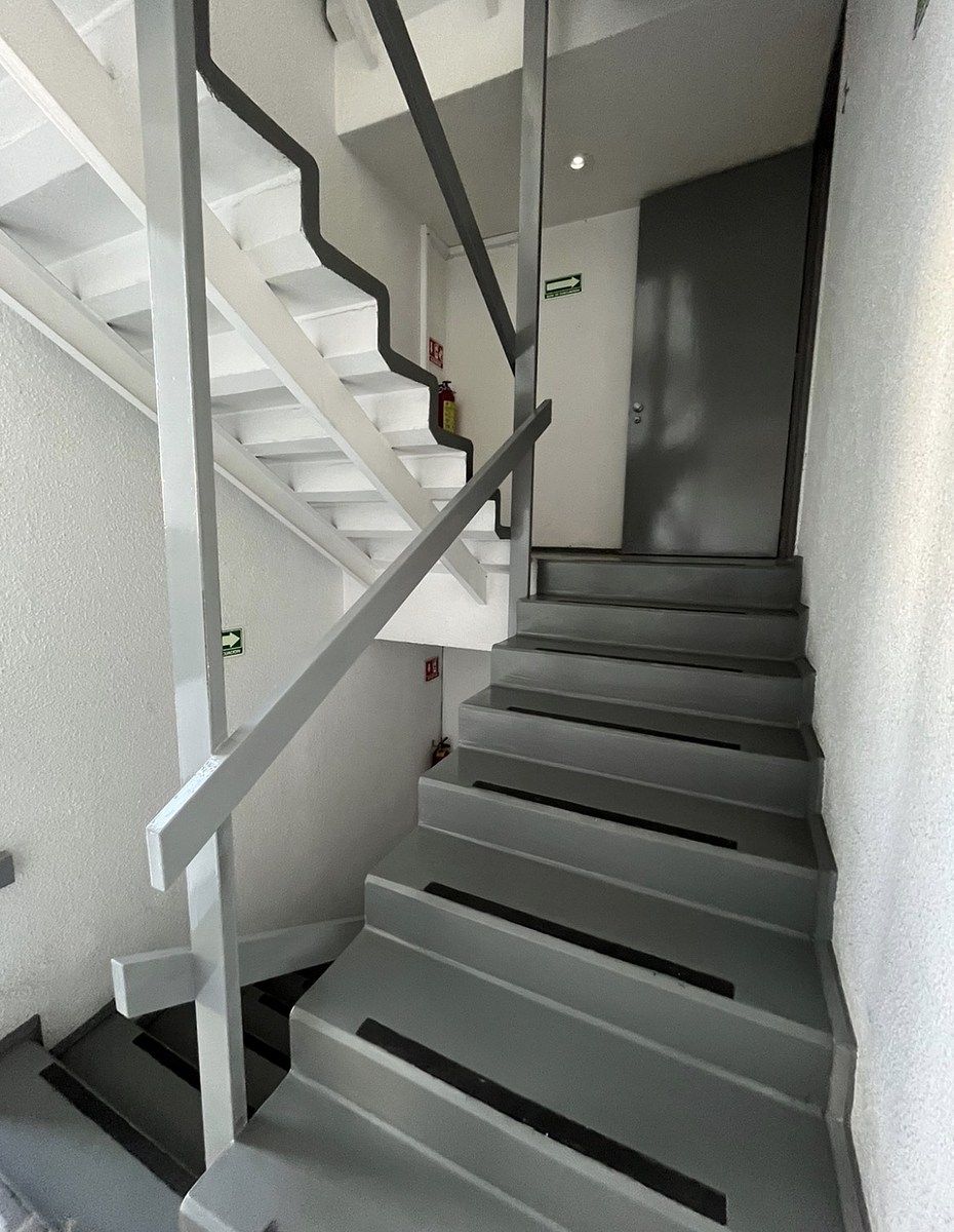 8 de 9: Escaleras y elevador con parada en cada nivel