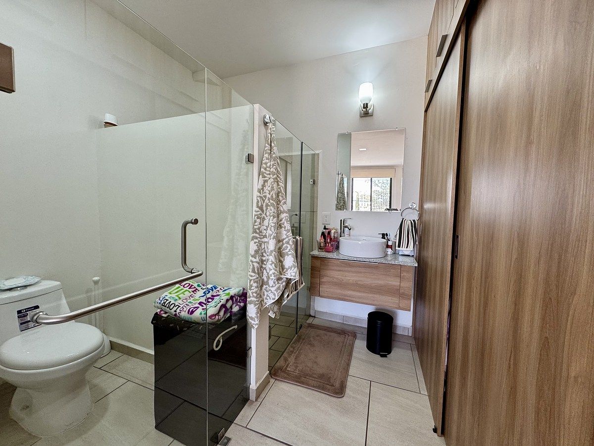 10 de 18: Baño completo principal