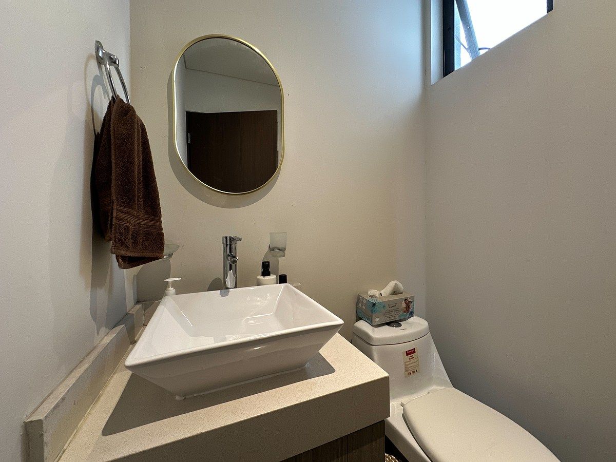 3 of 20: Baño de Visitas