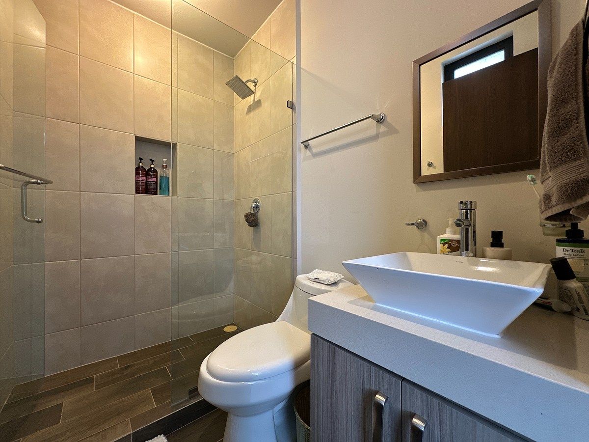 8 of 20: Baño Secundario